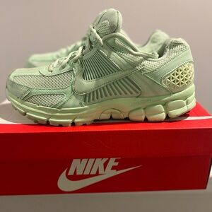 Nike Zoom Vomero 5 Vapor Green Men’s Size 9.5